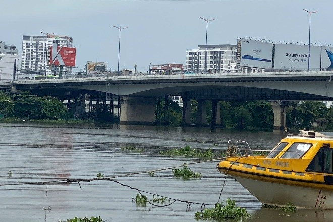 Dừng ô tô giữa cầu, tài xế công nghệ có hành động bất thường rồi nhảy xuống sông