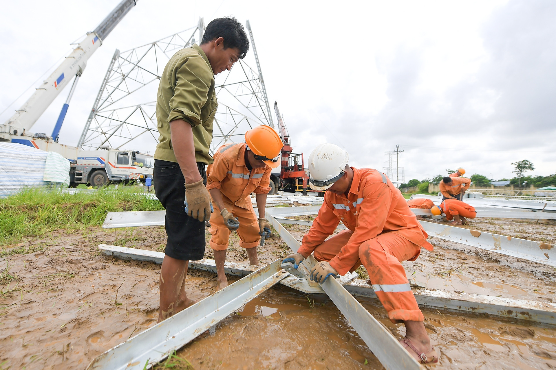 Đường dây 500kV mạch 3 kéo điện ra Bắc: Hơn 15.000 người thi công, tiến độ 'không tưởng'