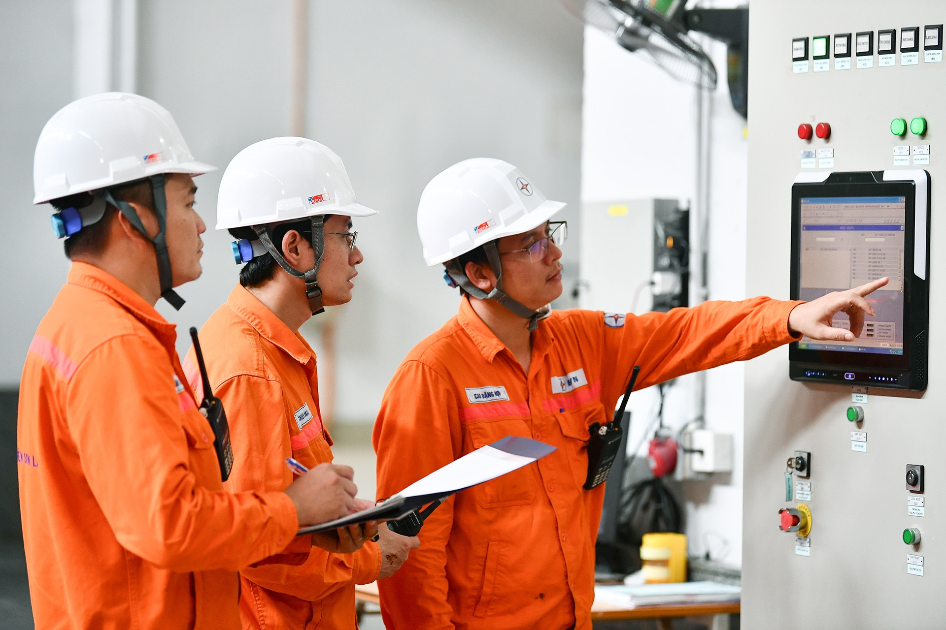 EVN bác tin kêu gọi DN giảm 30% mức sử dụng điện, Bộ Công Thương ra công điện