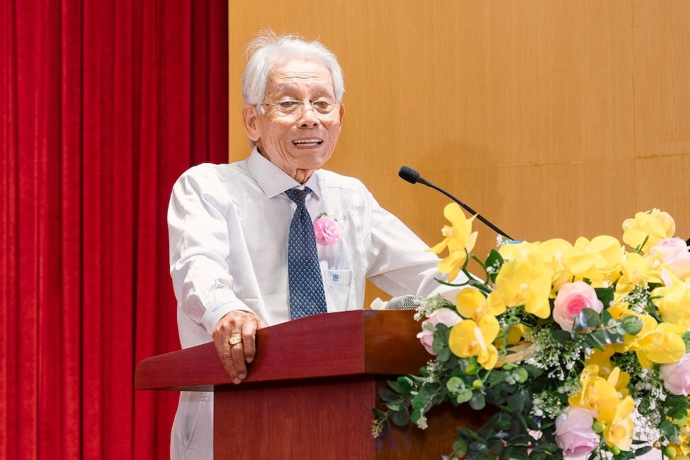 Hiệu trưởng về hưu là phó giáo sư 90 tuổi tặng lại trường 2 tỷ đồng làm học bổng