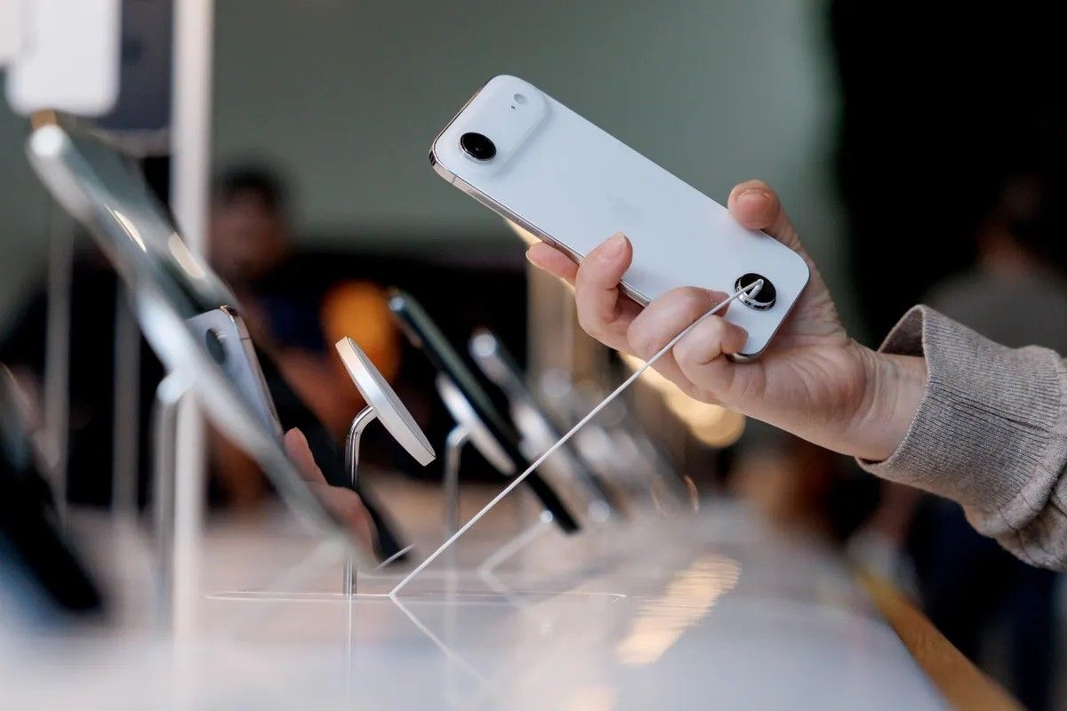 iphone air bloomberg