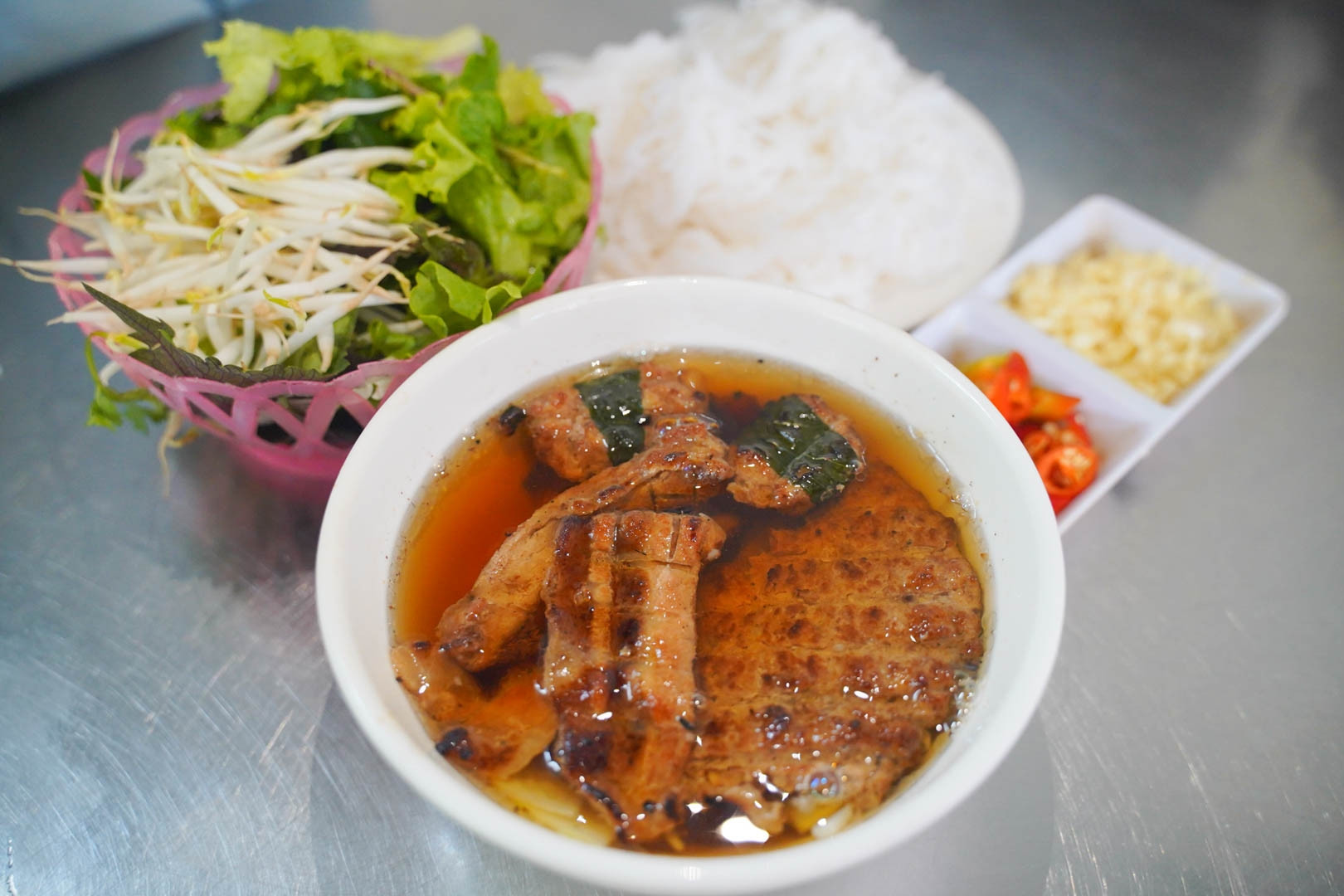 Khách Trung ăn bún chả ở 5 quán Michelin khen ngợi, mê nhất suất chỉ 40.000 đồng