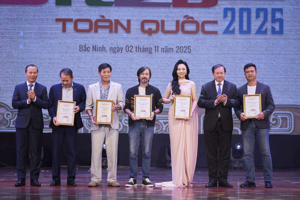 NSƯT Hoài Anh nhận giải tại Liên hoan Chèo toàn quốc 2025