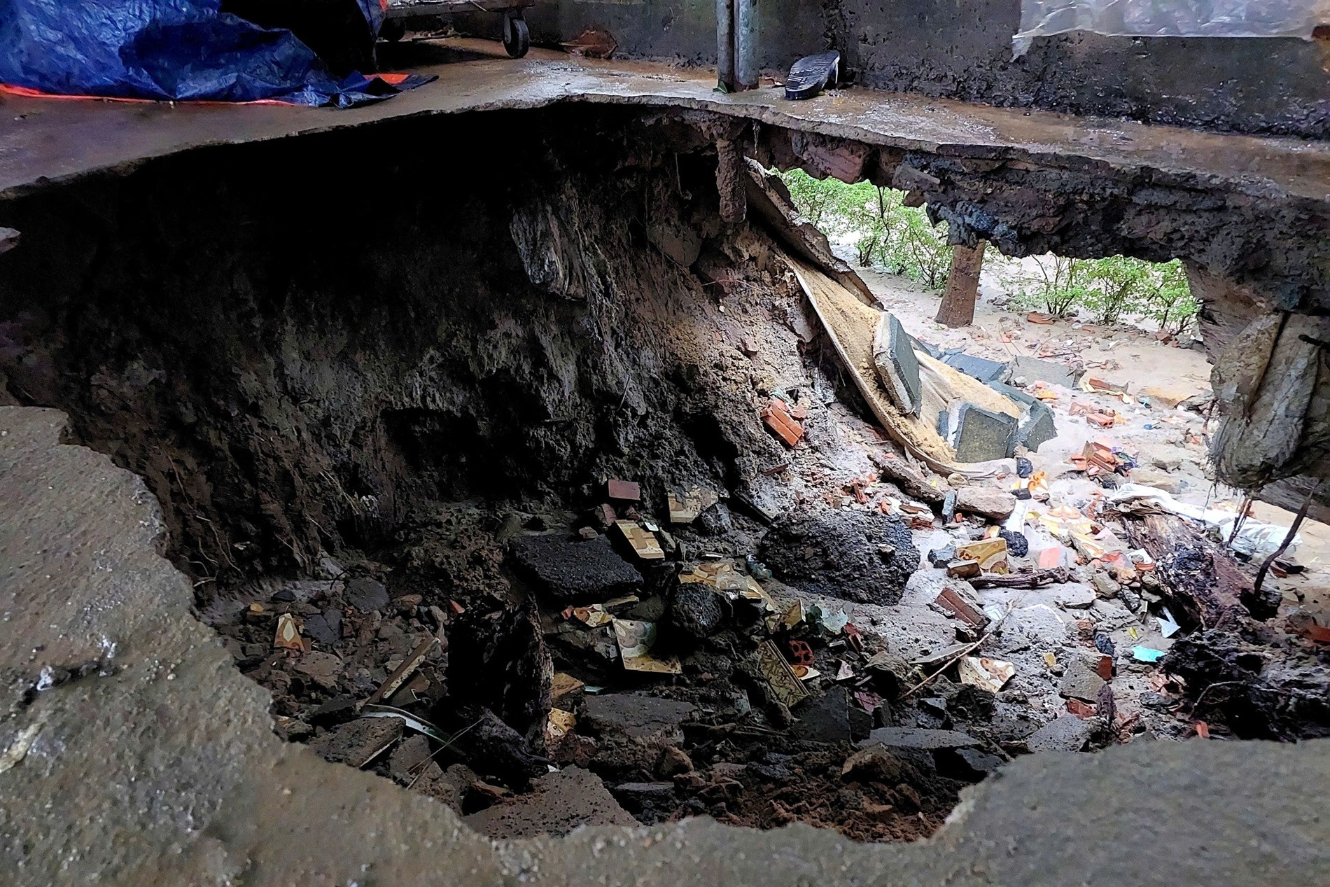 Mưa xối xả gây ngập ở Đà Nẵng, xuất hiện hố sâu cạnh chung cư