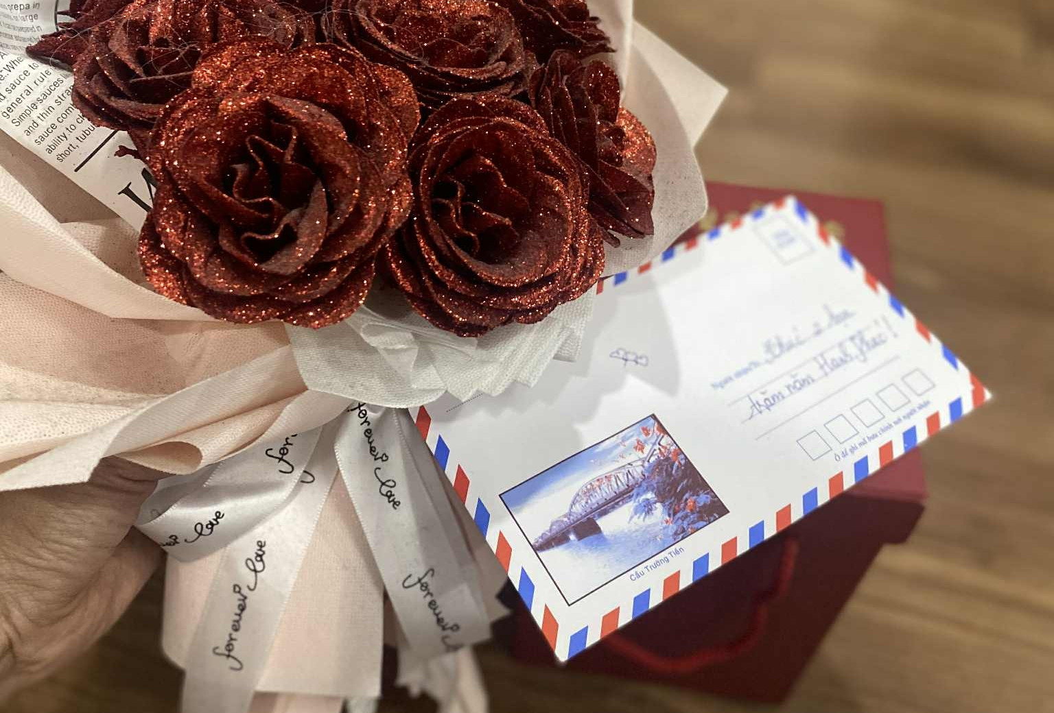 Mừng cưới bạn thân 5 triệu, cô gái sững sờ khi mở phong bì bạn mừng sau 2 năm