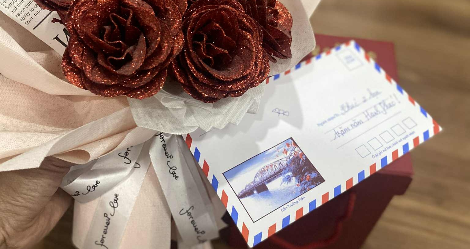 Mừng cưới bạn thân 5 triệu, cô gái sững sờ khi ...