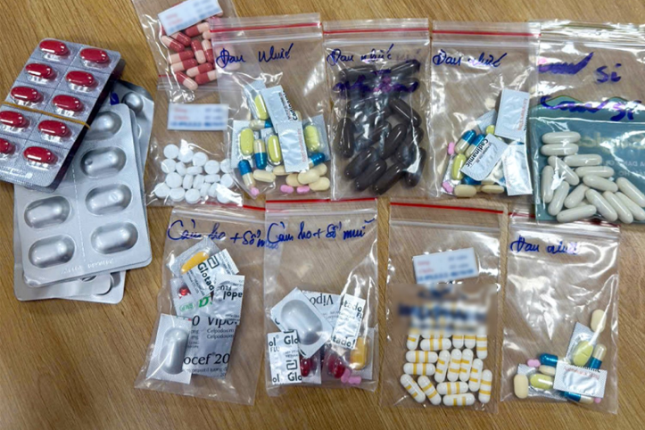 Người phụ nữ vào cấp cứu cùng nhiều gói thuốc, bác sĩ 'bó tay' không rõ loại gì