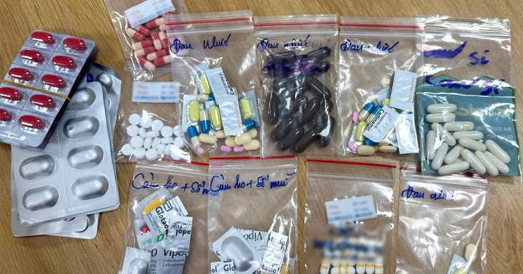 Người phụ nữ vào cấp cứu cùng nhiều gói thuốc, bác sĩ "bó tay" không rõ loại gì