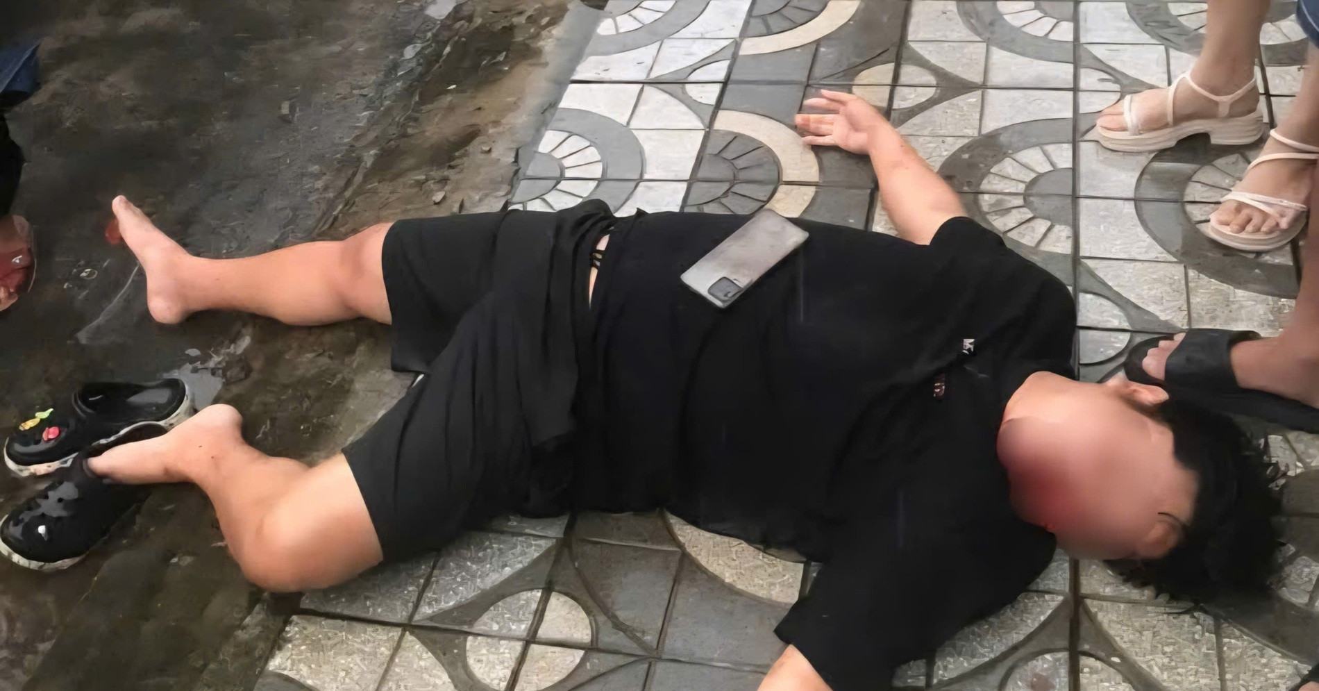 Nhắc ô tô đỗ chiếm lối đi, tài xế bị nhóm người...