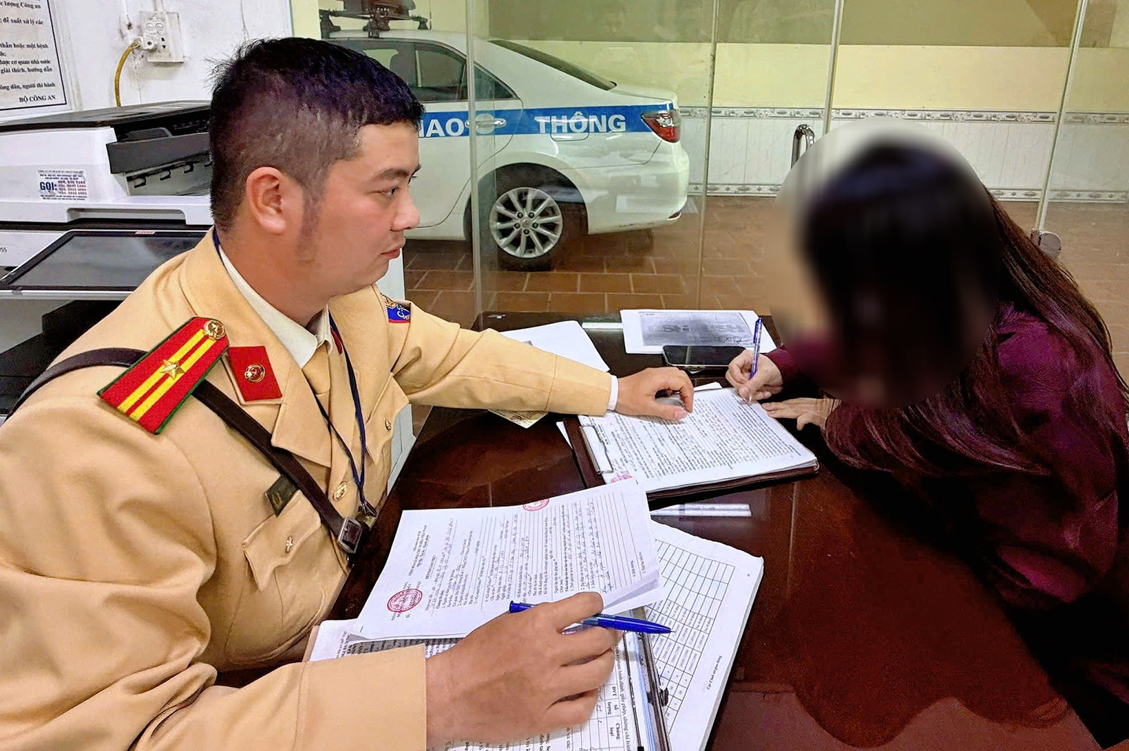 Nữ tài xế lái ô tô đi ngược chiều đường ở Hà Nội bị xử phạt 19 triệu đồng