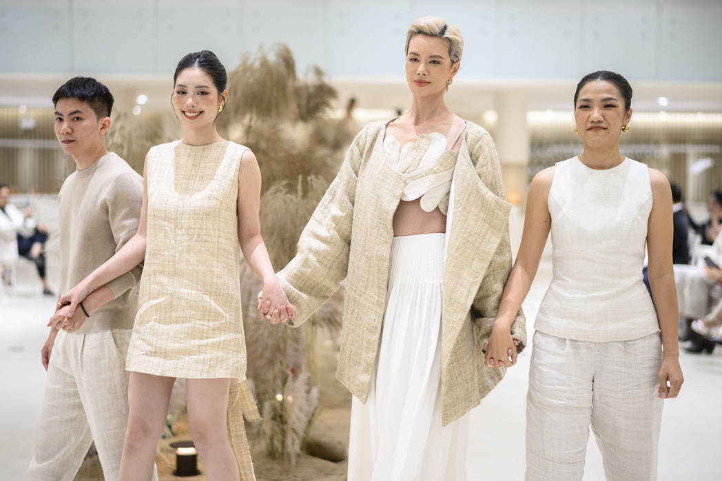 Ban tổ chức cùng Á hậu Châu Anh và Hà Kino chào kết