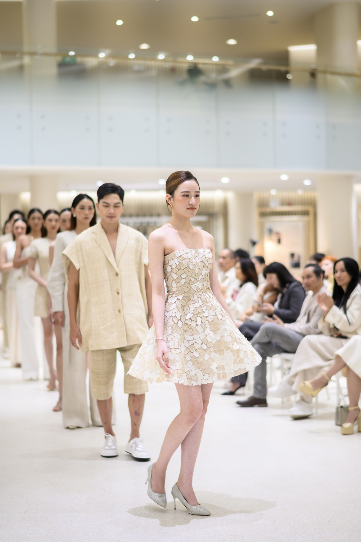 Nhà thiết kế Hemp Oi cùng Á hậu Châu Anh và Hà Kino