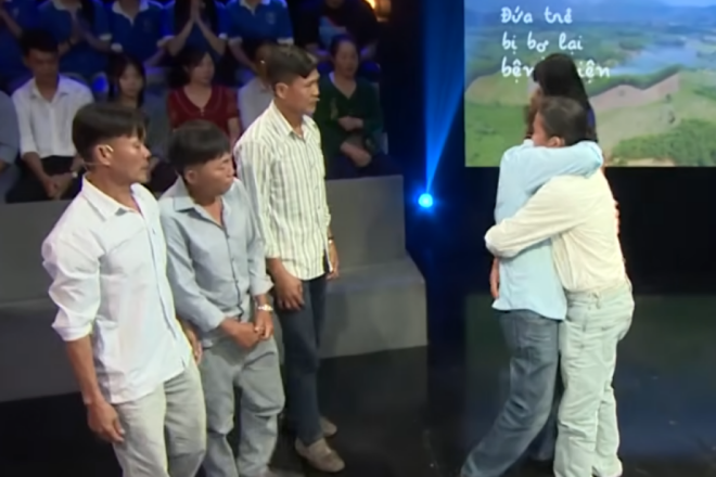 Phút đoàn tụ đẫm nước mắt của người anh bỏ rơi em trai tại bệnh viện