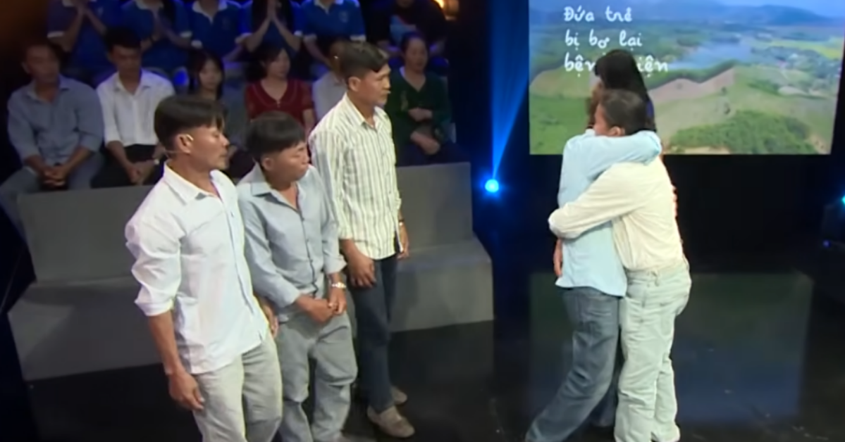 Phút hội ngộ đẫm nước mắt của người anh bỏ rơi em trai tại bệnh viện