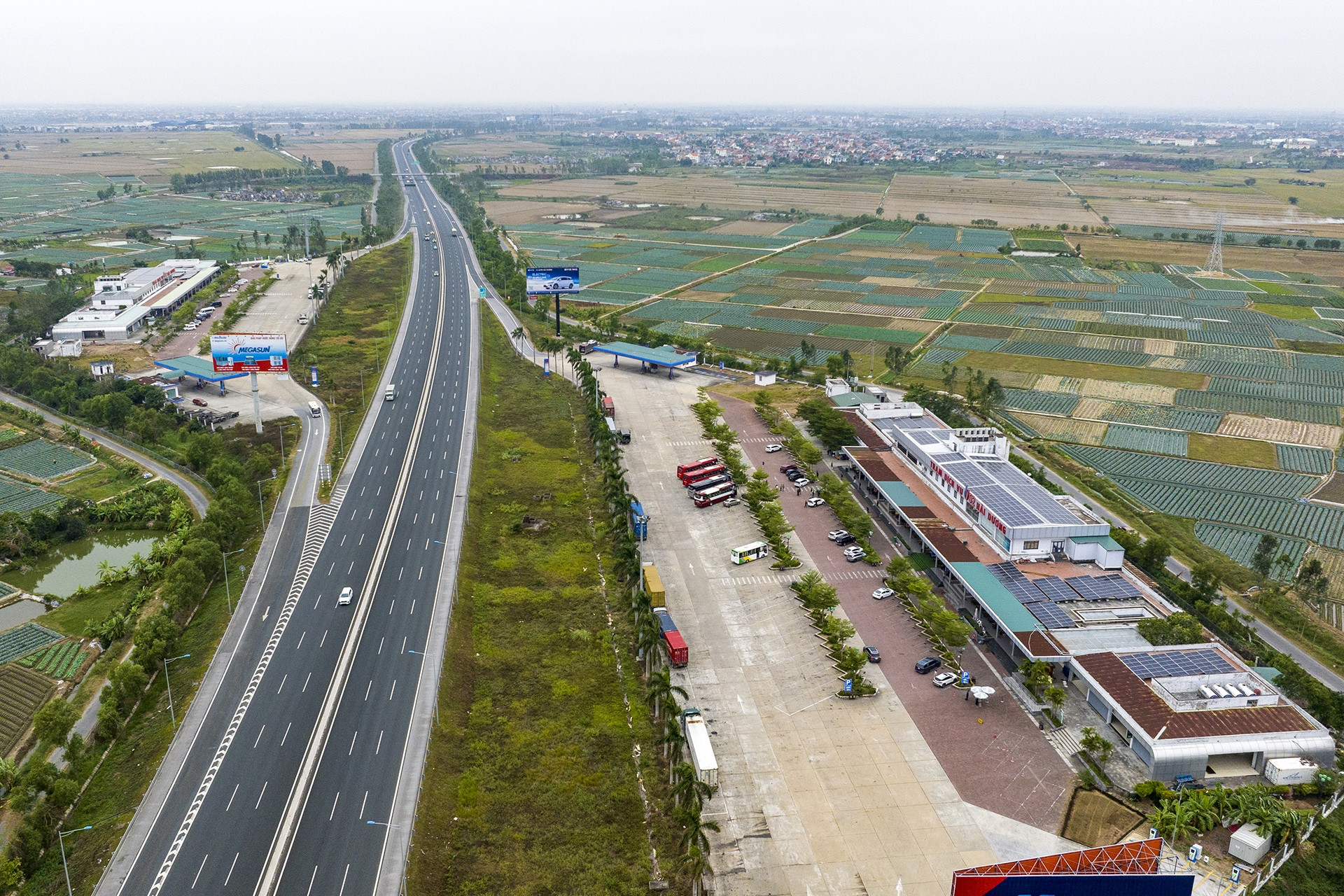 Quốc hội thông qua Luật Đường bộ, quy định mới về cao tốc, trạm dừng nghỉ