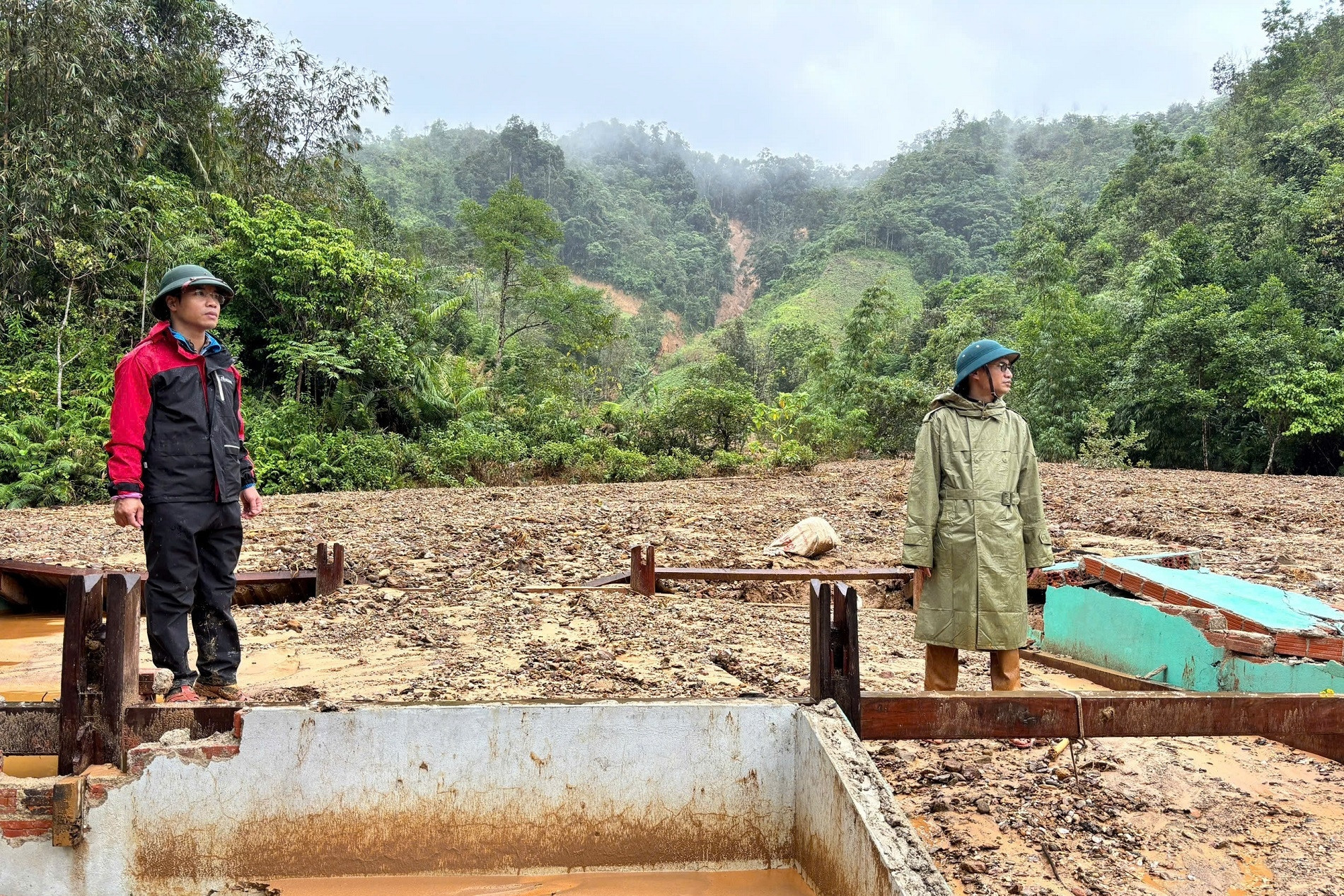 Sạt lở vùi lấp khu dân cư tại Đà Nẵng, hàng chục người kịp thoát nạn