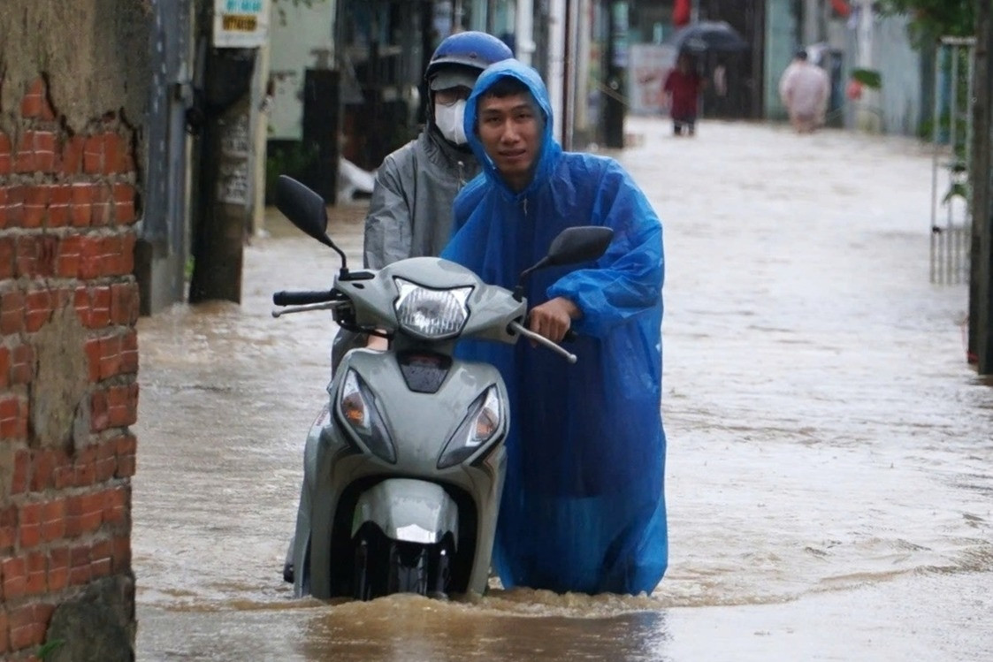 Sinh viên Đà Nẵng tất tả ôm đồ chạy lũ ở 'rốn ngập' đường Mẹ Suốt