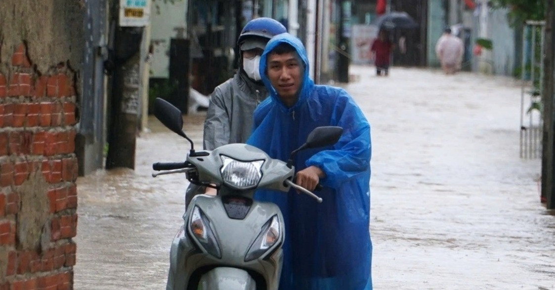 Sinh viên Đà Nẵng tất tả ôm đồ chạy lũ ở &amp;apos;rốn ngập&amp;apos; đường Mẹ Suốt