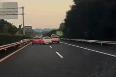 Tài xế ô tô con vượt ẩu trên cao tốc, gây họa cho 2 xe khác rồi thản nhiên bỏ đi
