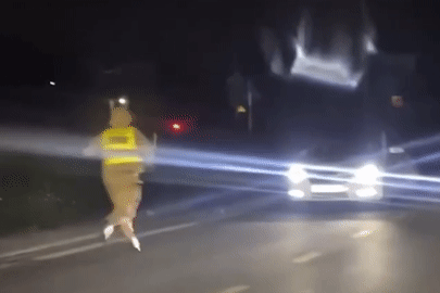 Tài xế ô tô 'né' kiểm tra nồng độ cồn, lùi xe xuống ruộng