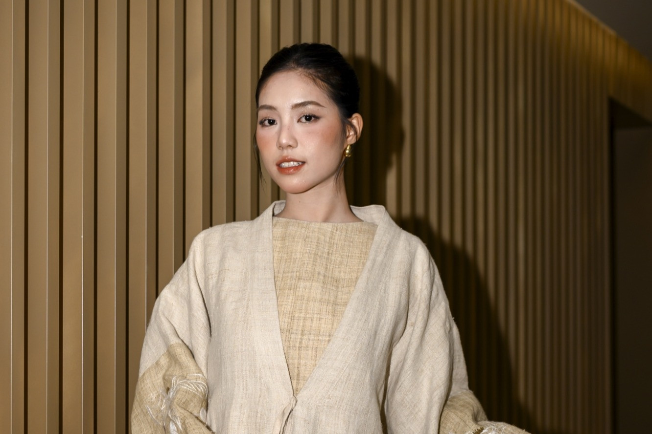 Thiếu úy là Á hậu Việt Nam gây chú ý khi vừa chơi đàn vừa làm người mẫu