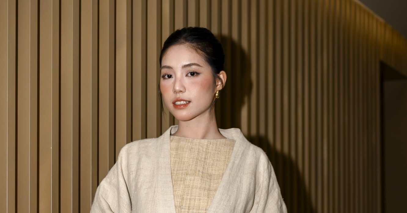 Thiếu úy là Á hậu Việt Nam gây chú ý khi vừa chơi đàn vừa làm người mẫu