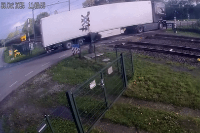 Thót tim cảnh xe container mắc kẹt giữa đường ray bị tàu cao tốc húc văng