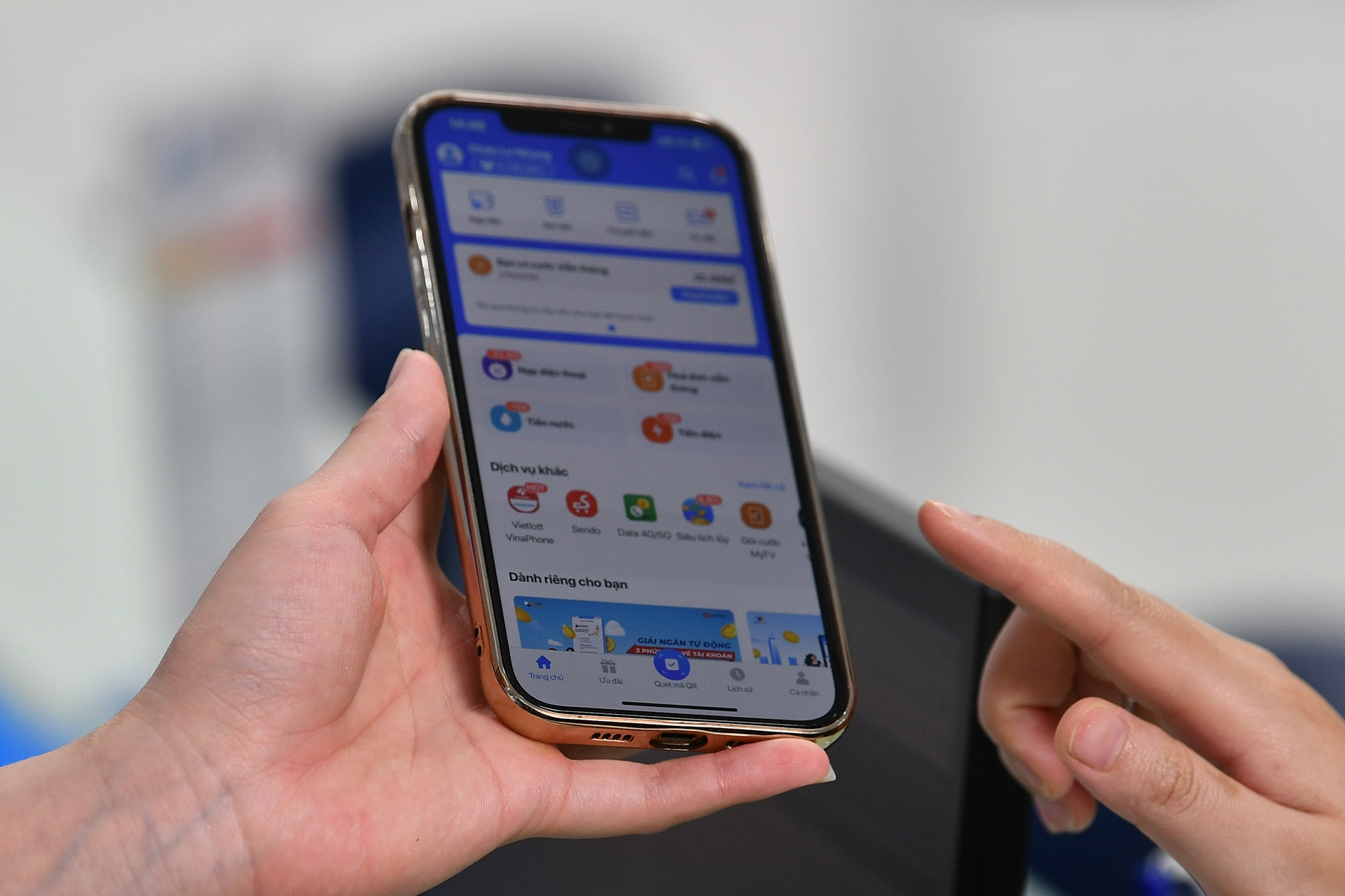 Vì sao nhiều người dễ bị dọa nạt qua mạng, lừa mất hàng tỷ đồng?