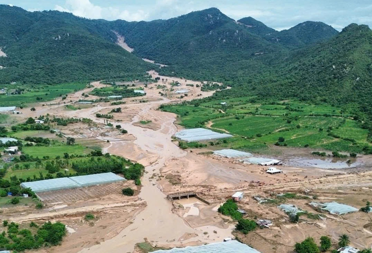 Vỡ bờ bao 85m, lũ quét khiến 109 hộ dân ở Lâm Đồng thiệt hại nặng