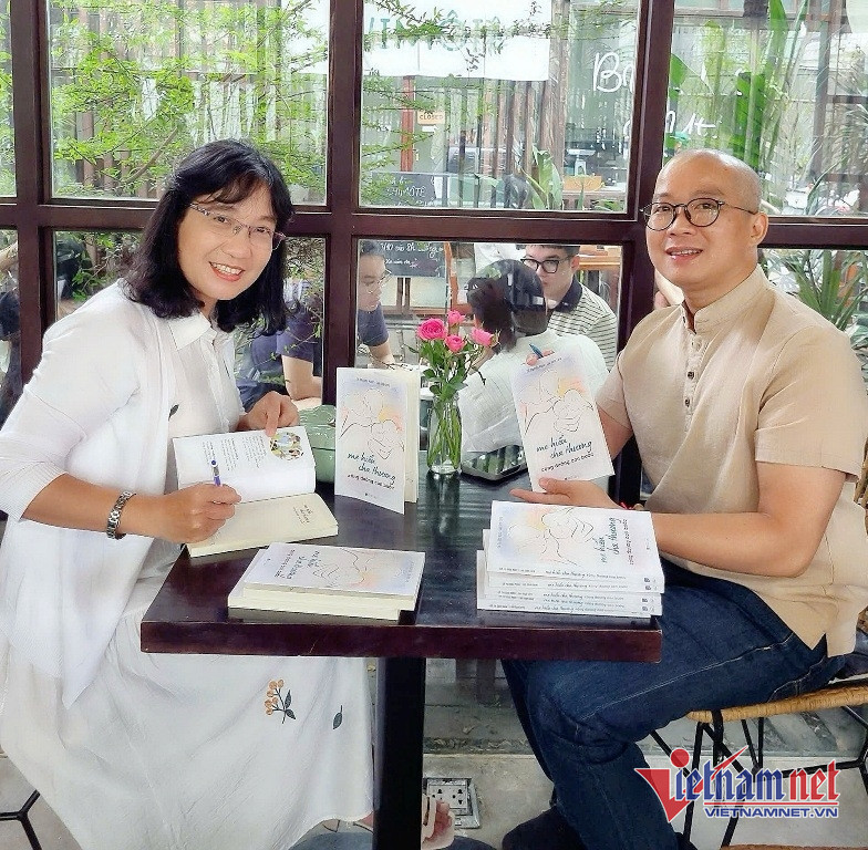 Tác giả Đỗ Thị Diệu Ngọc và Lưu Đình Long ký tặng sách đến bạn đọc