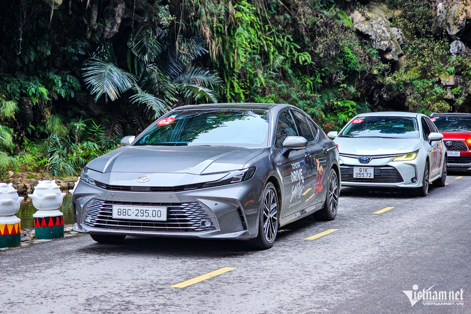 W-Toyota Camry hybrid.jpg