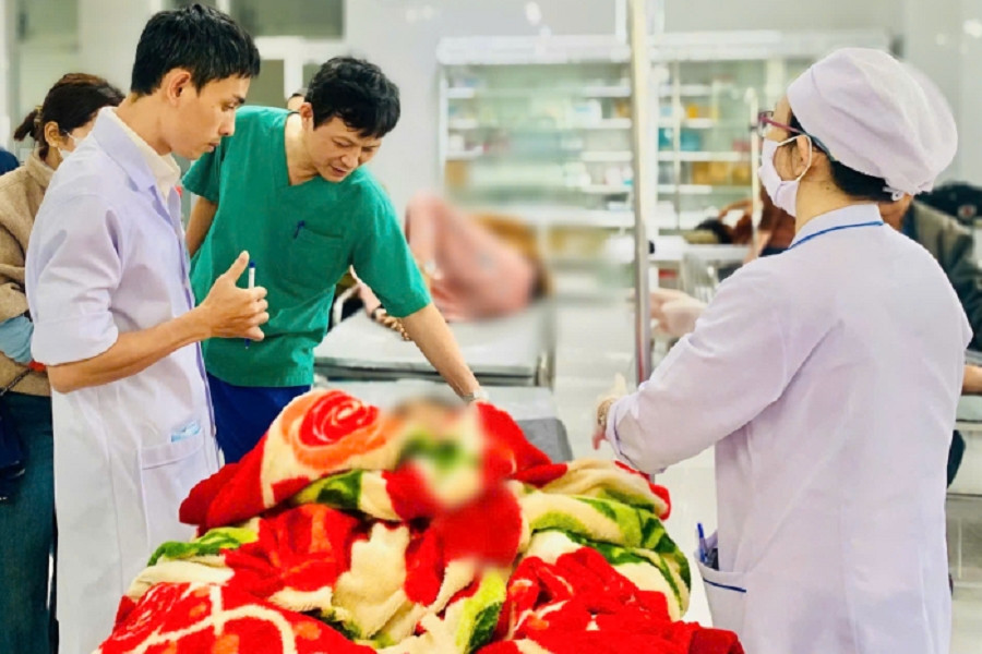 13 học sinh nhập viện sau vụ xe công nông trôi dốc mất kiểm soát