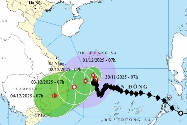 Bão số 15 Koto tiếp tục đi kiểu 'nhúc nhích', suy yếu trước khi vào Nam Trung Bộ