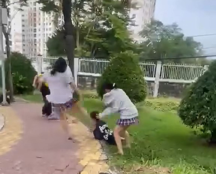 Bản tin trưa 30/11: Hai nữ sinh bị đánh hội đồng dã man trước cổng trường TPHCM