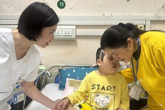 Bé gái 7 tuổi trải qua 7 lần mổ não, gia đình kiệt quệ mong chờ phép màu