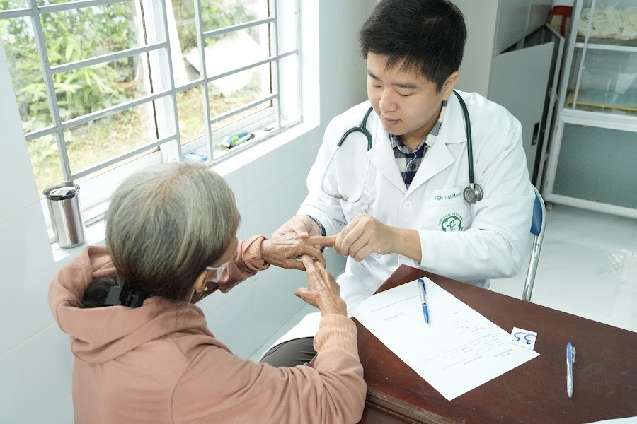 Bệnh viện Bạch Mai cử 30 chuyên gia tới Đắk Lắk hỗ trợ y tế sau mưa lũ