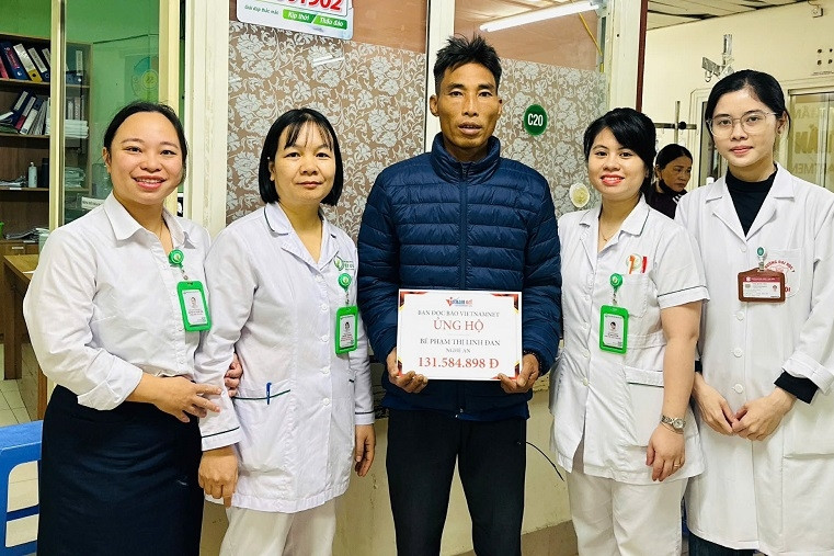 Cháu bé 2 tuổi ở Nghệ An bị u não được bạn đọc giúp đỡ hơn 131 triệu đồng