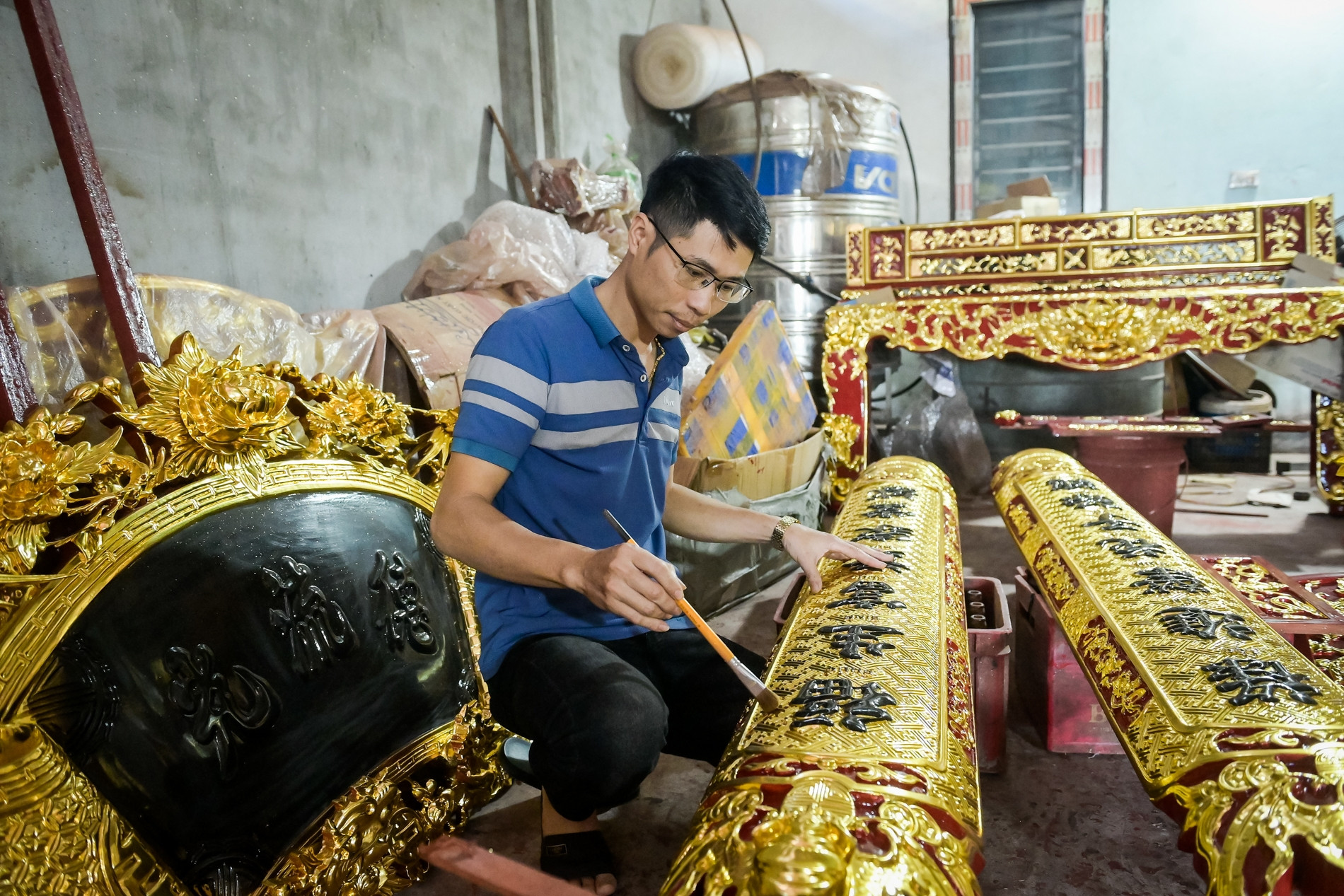 Đồ thờ ‘cháy đơn’ ở làng nghề mộc cổ Đằng Chương: ‘Năm nay bán chạy hơn hẳn&apos;