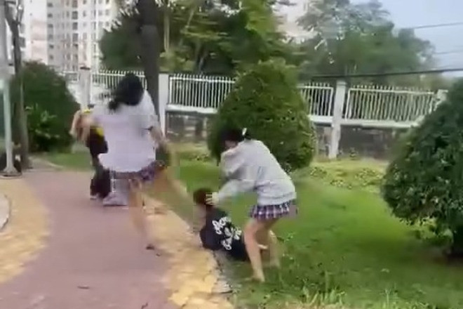 Hai nữ sinh bị bạn đánh hội đồng dã man trước cổng trường ở TPHCM