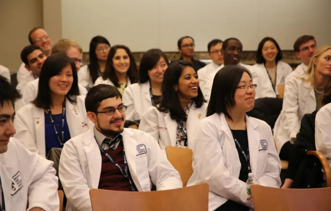 Hình 1. Sinh viên năm thứ 3 của Trường Y Harvard trước khi thực hành tại bệnh viên.jpg