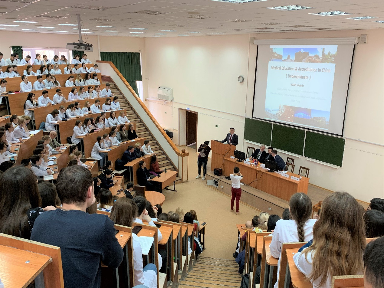 Hình 2. Một buổi học tại giảng đường ở Trung tâm khoa học sức khỏe thuộc Đại học Bắc Kinh.jpg