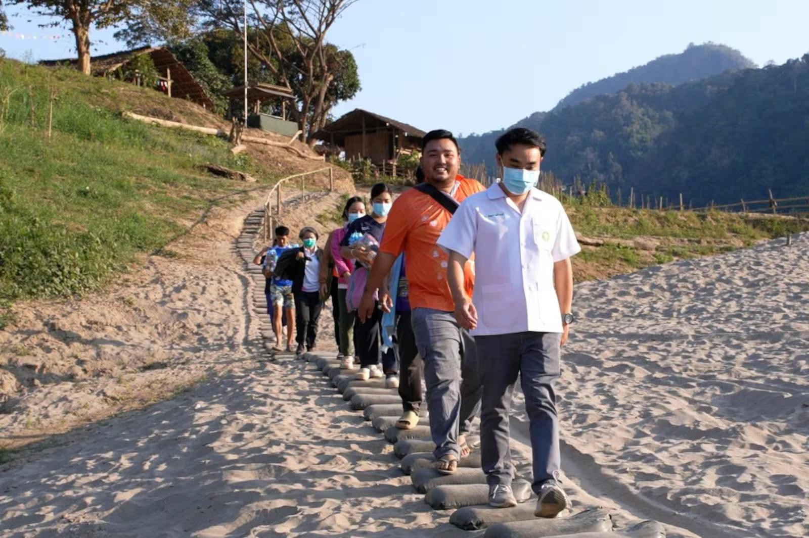 Hình 3.Bác sĩ Pittaya Lhawong giám đốc Bệnh viện Sop Moei tại tỉnh Mae Hong Son Thái Lan đi cùng một nhóm y tế công cộng để khám bệnh nhân tại tỉnh Mae Hong Son.jpg