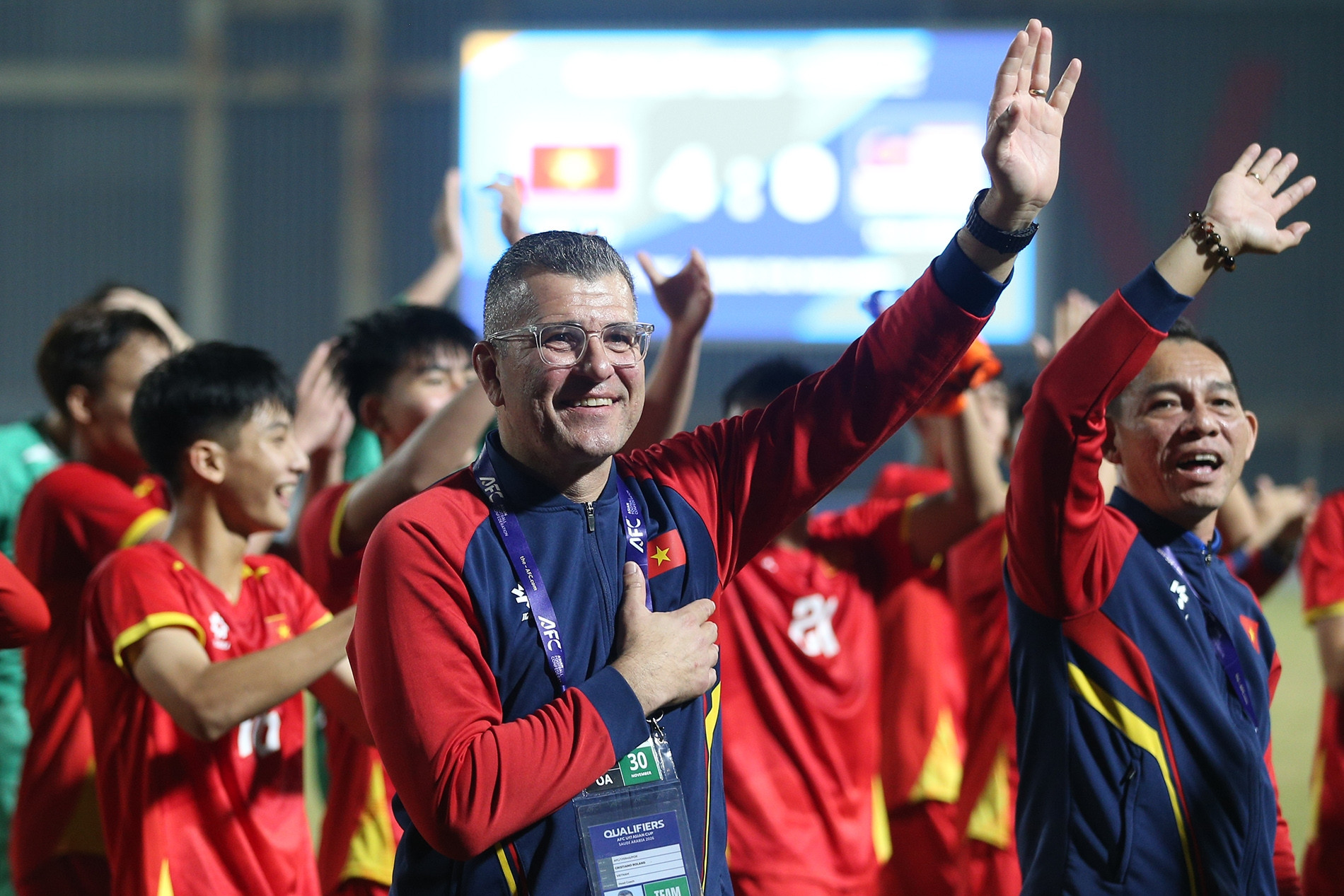 Tuyển nữ và U22 Việt Nam có nghĩa cử đẹp trước khi dự SEA Games 33 HLV Cristiano Roland: U17 Việt Nam làm nên lịch sử, rất có tương lai