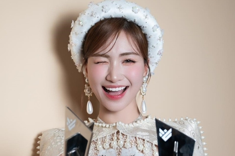 Ca sĩ Hòa Minzy thắng lớn, hành động đẹp của NSND Trịnh Kim Chi