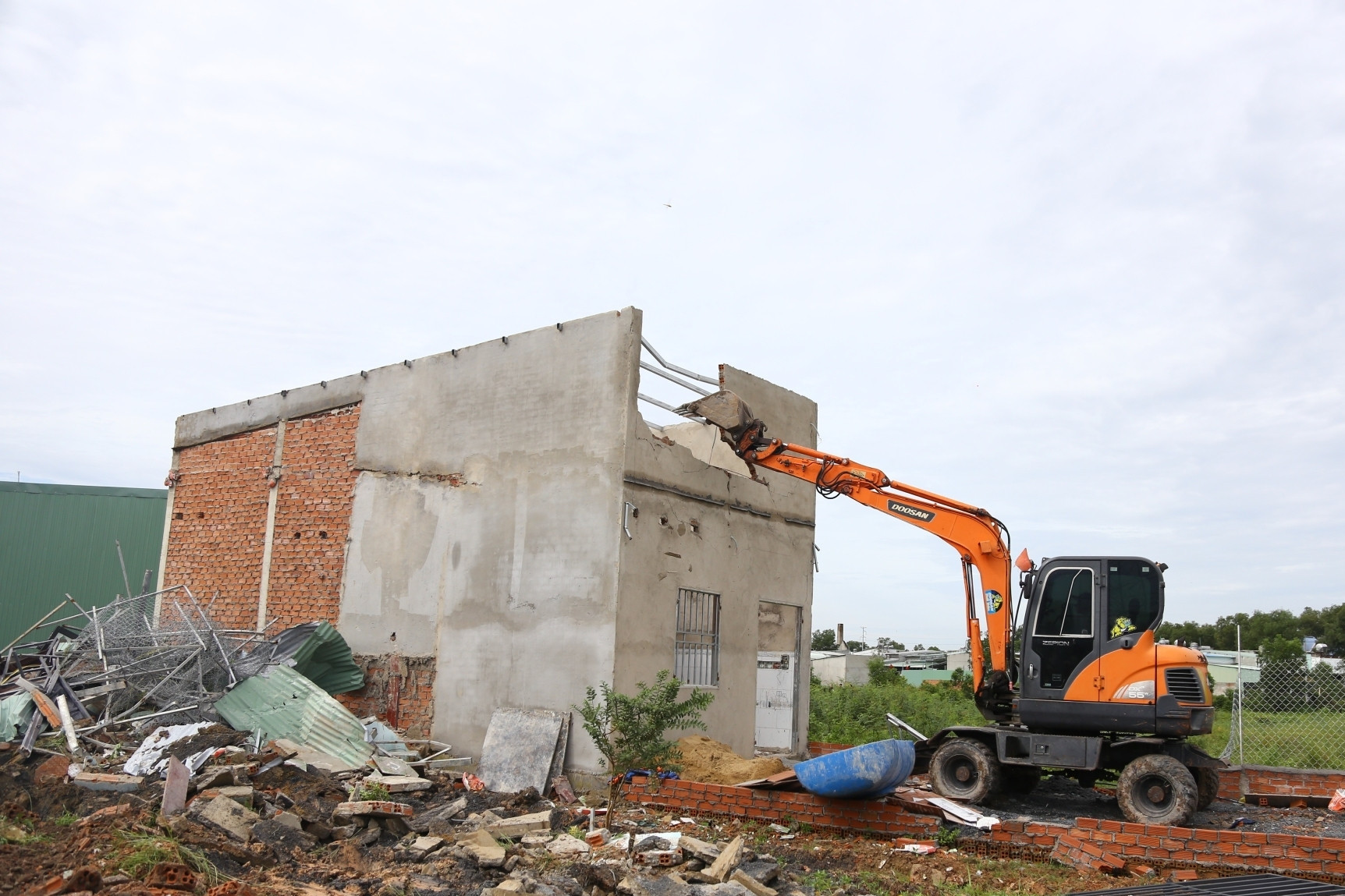 Lỡ xây nhà trên đất bỏ hoang: Có bị buộc tháo dỡ không?