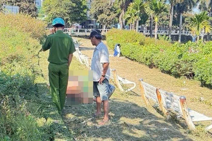 Người đàn ông tử vong bất thường bên bờ hồ, nằm nghiêng trên xe đạp