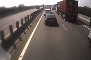 Nóng trên đường: Những pha lấn làn, tăng ga vượt ẩu đáng trách của tài xế