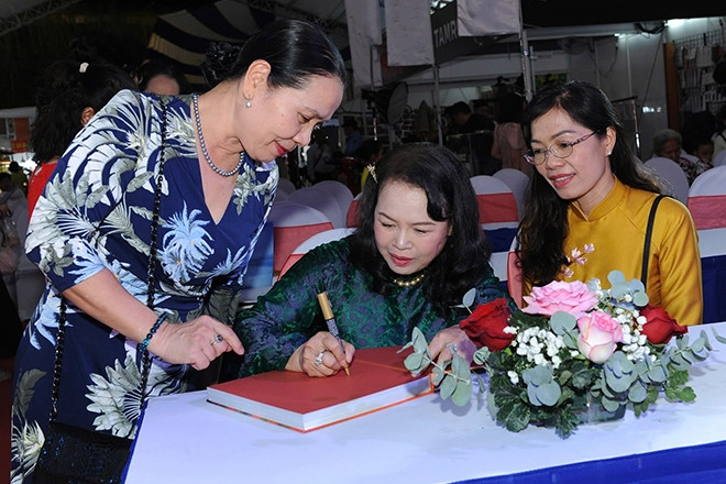 Nữ nhiếp ảnh gia 63 tuổi hơn 10 năm đi ‘săn’ hàng chục nghìn bức ảnh mặt trời