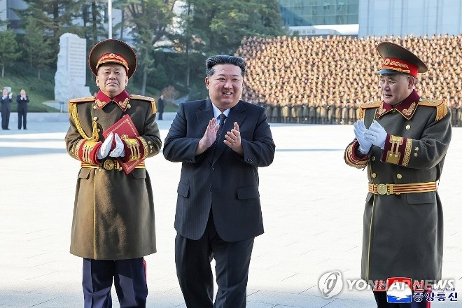 Ông Kim Jong Un hứa không quân Triều Tiên 'sẽ nhận được khí tài chiến lược'