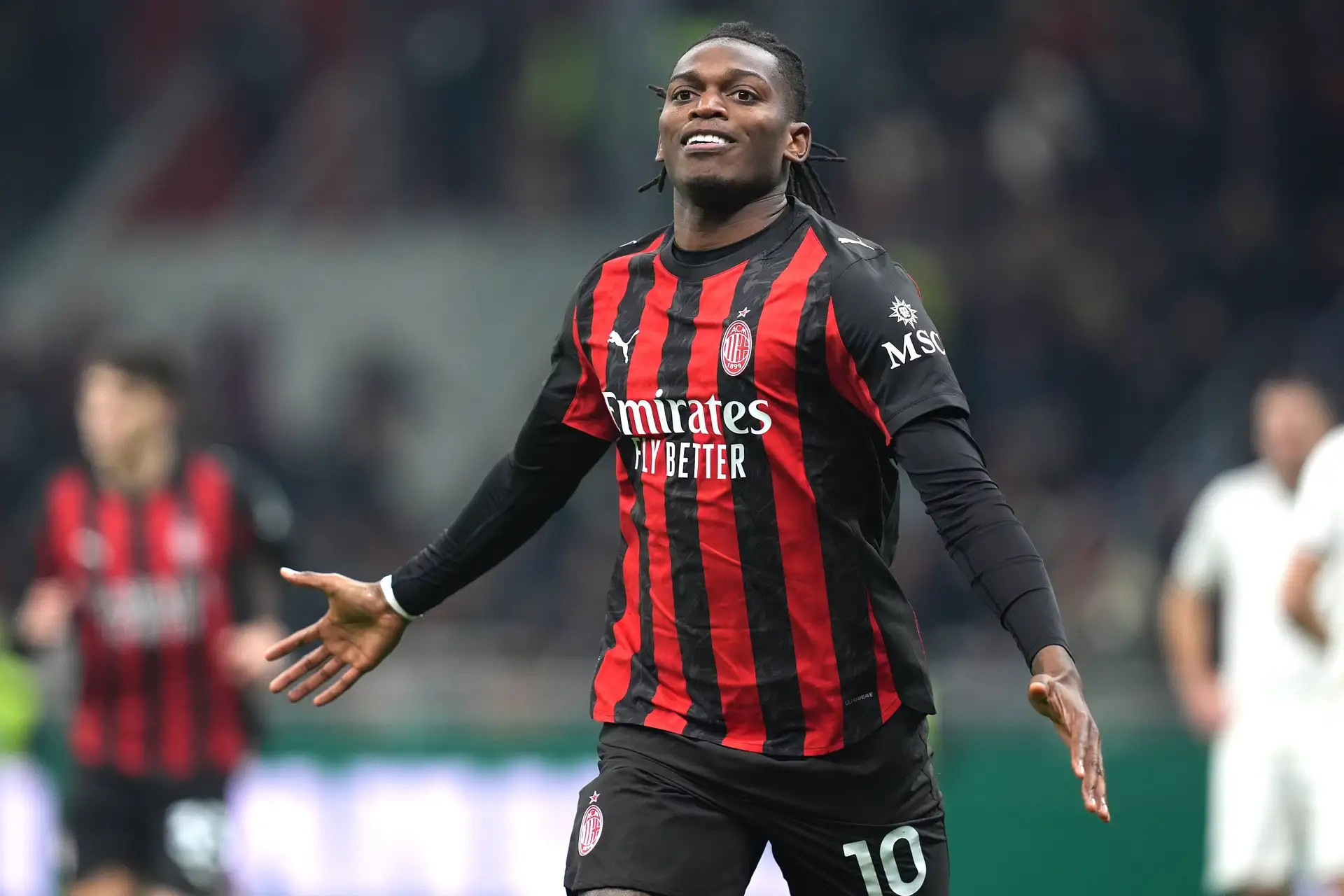 Rafael Leao giúp Milan giành ngôi đầu Serie A